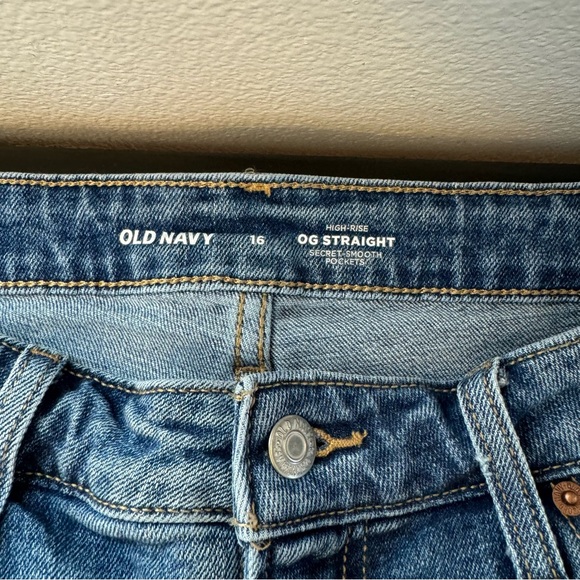 Old Navy Women's Blue Denim Shorts - Picture 3 of 3